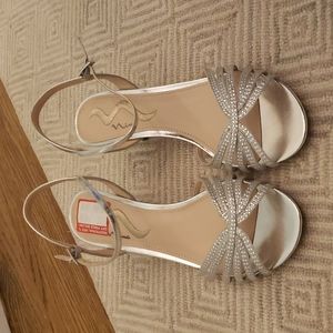 NEVER WORN - Nina women's size 8.5 metallic silver event heels